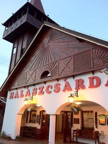 Fehertoi Halaszcsarda Es Szalloda Szatymaz Exterior foto